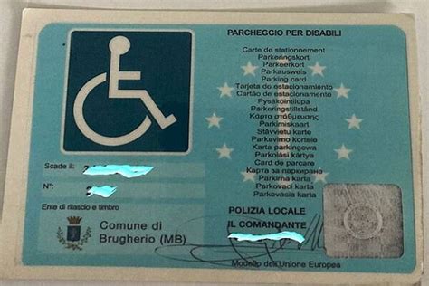 Parcheggia Sul Posto Per Gli Invalidi Con Un Contrassegno Falso Enne