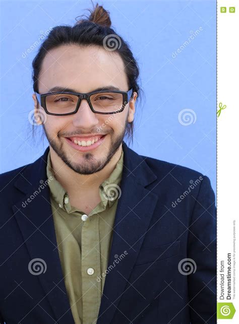 El Retrato Del Hombre Joven Feliz Y Sonriente Imagen De Archivo