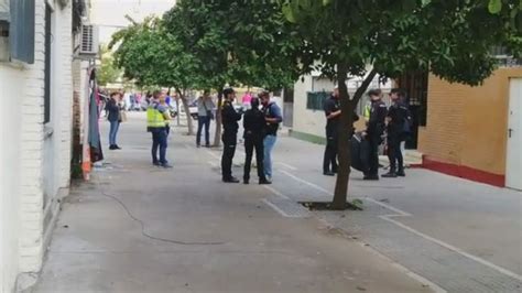 Hallan El Cuerpo De Una Mujer Asesinada En Un Portal De Sevilla