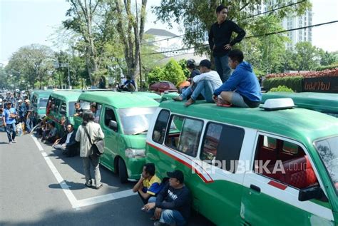 Sopir Angkot Di Padang Kurangi Rute Perjalanan Republika Online