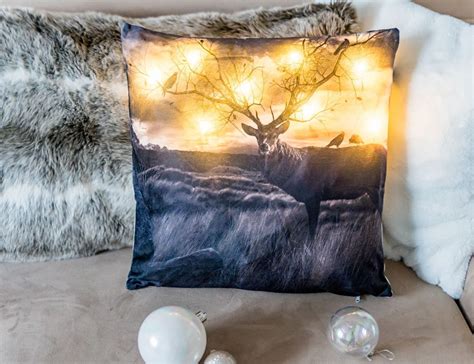 Светящаяся подушка ОЛЕНЬ В ЛУЧАХ ЗАКАТА, 8 тёплых белых LED-огней ...