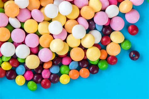 Конфеты Skittles на красочном столе красочные сладкие конфеты | Премиум ...