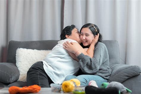 Mulher mais velha avó latina de 60 anos se divertindo dentro de casa sua neta Foto Premium