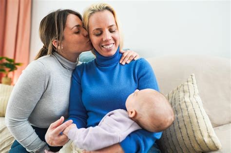Femmes Couple Gay S amusant Avec Leur Bébé Fils à La Maison Famille Lgbt Et Concept D amour L