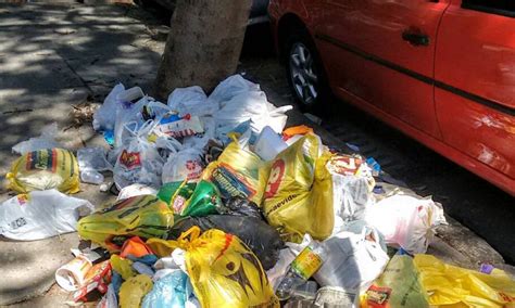 Lixo Acumula Na Calçada Da Rua Souza Franco Em Vila Isabel Jornal O