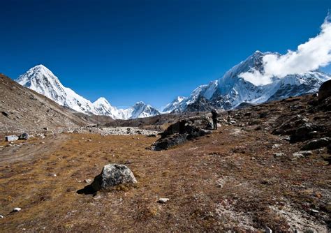 Wandern Im Himalaya Pumori Gipfel Und Berge Stock Bild Colourbox