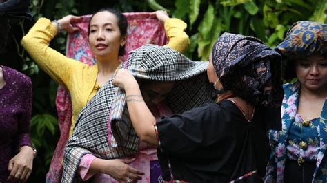 Kala Perempuan Indonesia Tampil Cantik Dengan Tengkuluk