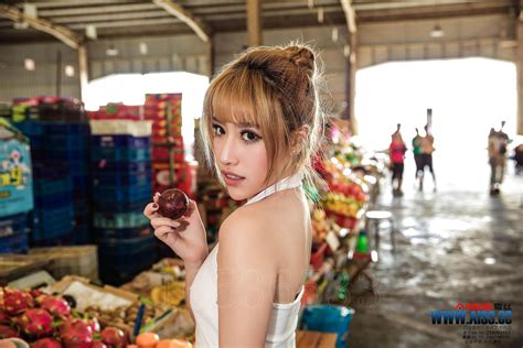 何冉 钻石版F6012闹市 美丝F6012 0014 Porn Pic