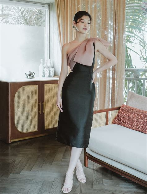 Nhập tiệc cuối năm với nét sang chảnh kiêu kỳ của váy màu nude