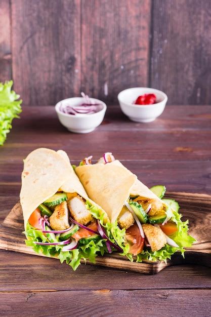 Tortillas Au Poulet Concombre Et Tomate Sur Une Planche Cuisine