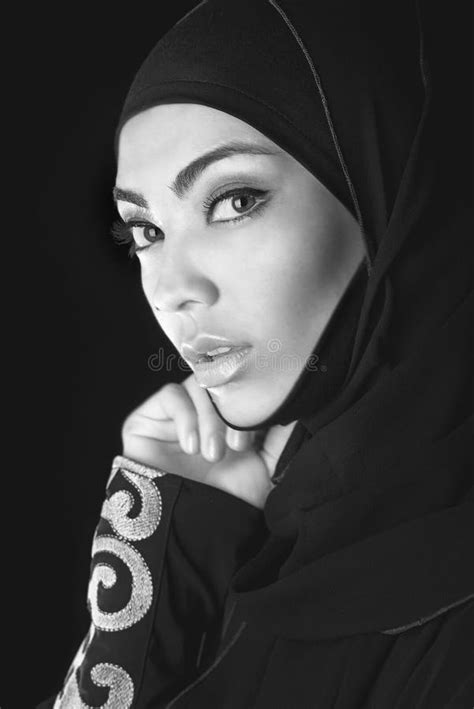 Fille Arabe Dans Le Hijab Bleu Oeil Au Beurre Noir Photo Stock Image