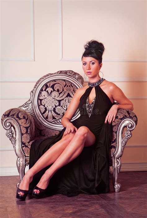 Giovane Donna Del Brunette Nella Seduta Nera Del Vestito Immagine Stock Immagine Di Zuppa