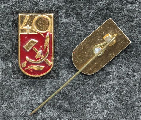 Знак 40 лет Октября - Значки и знаки