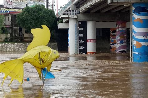 At Least Families Evacuated In Marikina As River Continues To Rise