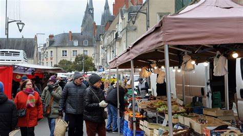 Blois le marché du centre ville et ses nombreux producteurs locaux