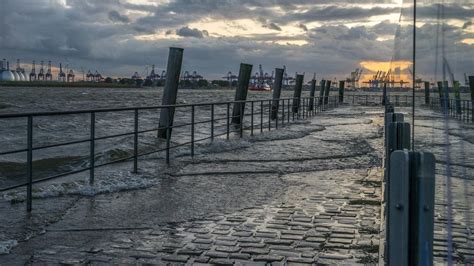 Warnung vor Sturmflut an der Nordseeküste Experten erwarten Hochwasser