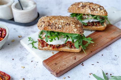 Broodje Met Zongedroogde Tomaten Tapenade Kip En Mozzarella Kokerellen