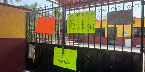 Padres Bloquean Carretera Y Toman Escuela Telesecundaria De