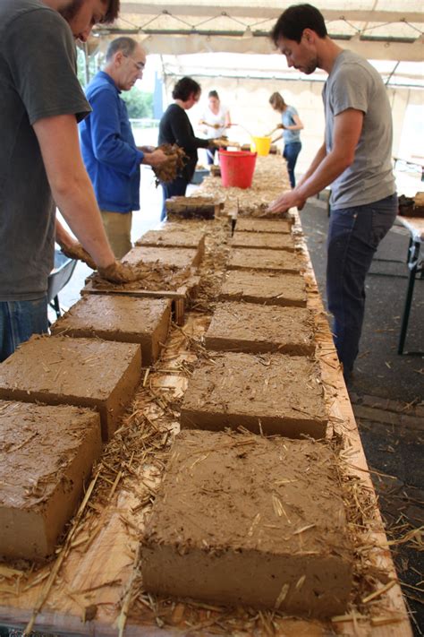 Fabrication De Briques De Terre Crue Avec La Terre De Site