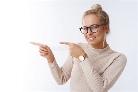 Belle Femme Blonde élégante Et Cochonne Avec Des Lunettes Avec Une Coiffure Chatoyante