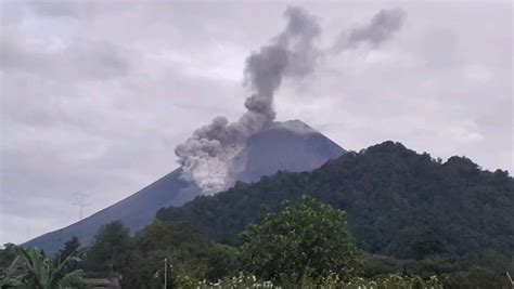 Gunung Merapi Erupsi Muntahkan 3 Kali Awan Panas