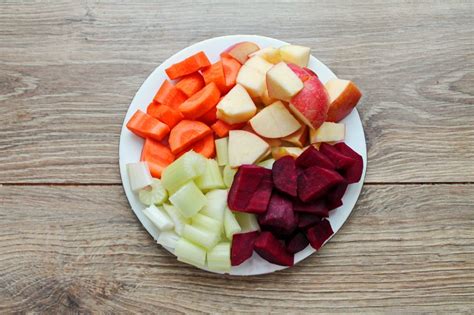 Свекольно-морковный сок с яблоком и сельдереем - пошаговый рецепт с ...
