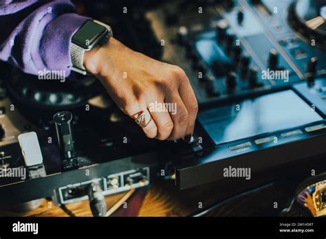 DJ joue sur scène et mélange de musique sur la console de platine à la