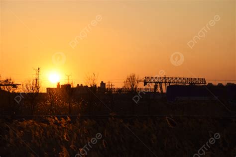 夕陽日落夕陽蘆葦工地無攝影圖配圖背景圖桌布圖片免費下載 Pngtree