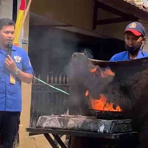 Mahasiswa Kkn T Upi Melaksanakan Sosialisasi Dengan Materi Pencegahan Kebakaran Menggunakan