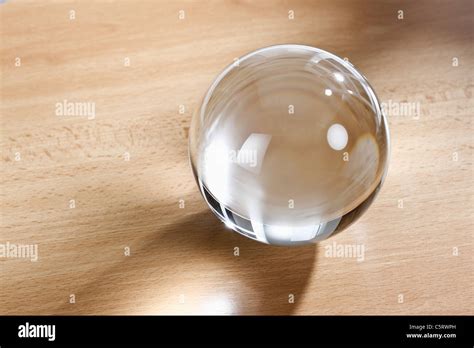 Krystal ball -Fotos und -Bildmaterial in hoher Auflösung – Alamy
