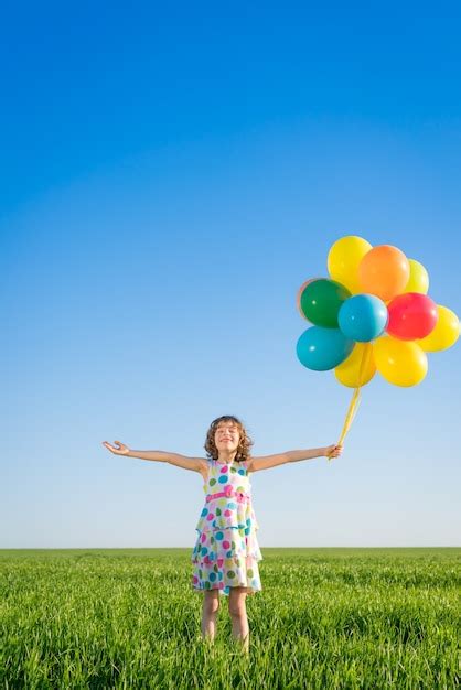 Niño Feliz Jugando Con Globos Multicolores Brillantes Al Aire Libre