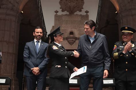 Refrenda Alfonso Martínez compromiso con bomberos de Morelia El Clarín