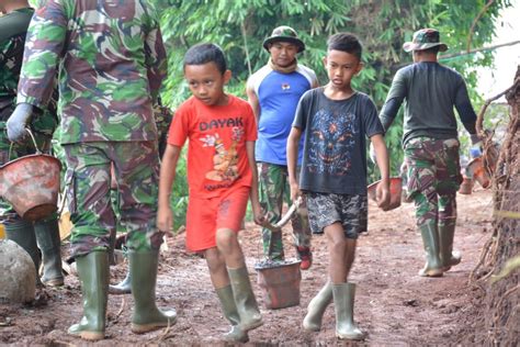 Begini Aksi Bocah Yang Rajin Membantu Satgas TMMD 107 Pojokpudak