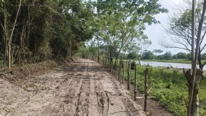 Ejecutan obras de pavimentación de vía en zona rural de