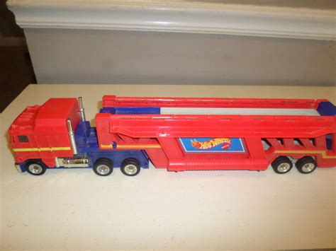 Mattel Hot Wheels Semi Truck Car Carrier Transporter