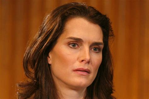Brooke Shields Luce Su Belleza Al Natural Con Top De Bikini Blanco