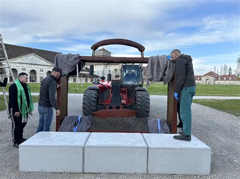 Exposition Le Monde de Folon à la Saline royale dArc et Senans