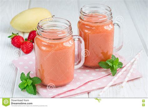 Gezonde Smoothie Met Aardbei Mango En Banaan In Glaskruiken Stock