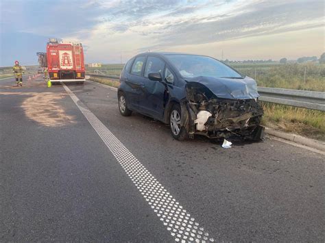 Zasnął za kierownicą i uderzył w bariery energochłonne Kościan112