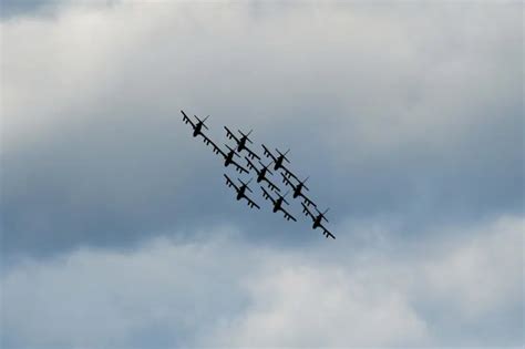 Frecce Tricolori Sul Lago D Iseo Il Sorvolo Si Fa Acrobatico