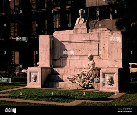 PASEO RECOLETOS MONUMENTO A JUAN VALERA 1824 1905 Autor COULLAUT