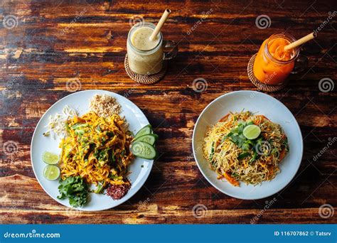 Gezonde Vegetarische De Noedels Van De Het Stootkussen Thaise Be Wegen Gebraden Rijst Van Het