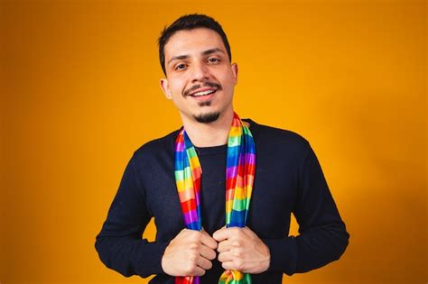 Orgullo Gay Chico Homosexual Con La Bandera Lgbt Alrededor De Su Cuello Foto Premium