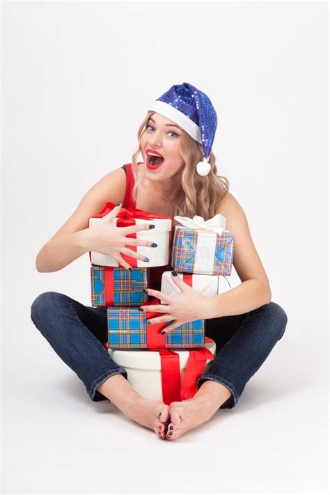 Une Blonde Sexy Avec De Grands Seins Se Reposant Sur Le Fond Blanc Parmi Image Stock Image Du