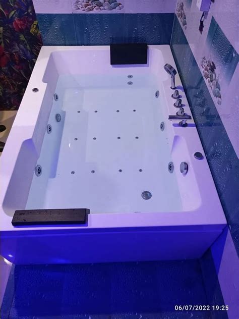 Person White Acrylic Bathtub For Bathroom At In New Delhi