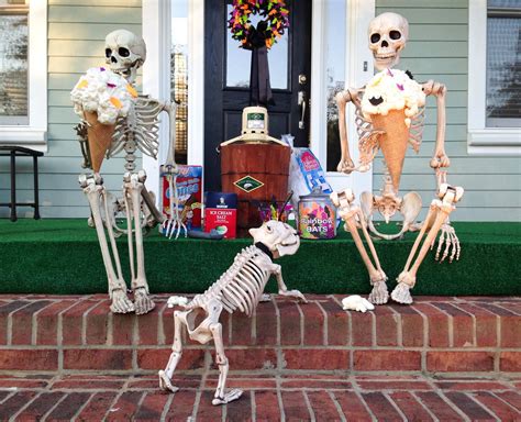 Outdoor Skeleton Decor Ideas For The Spookiest Halloween Display