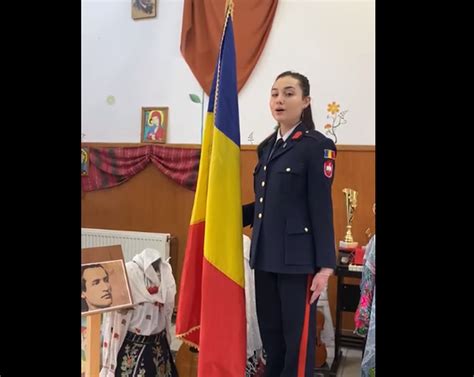 Moment emoționant la Colegiul Militar Breaza O elevă interpretează