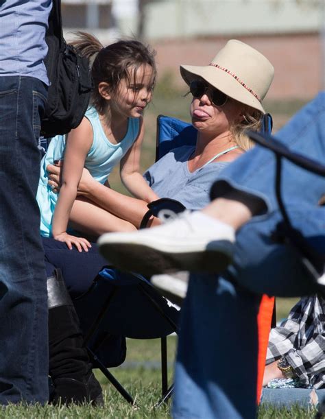 Photo Britney Spears Regarde Ses Fils Jouer Au Football Avec Son