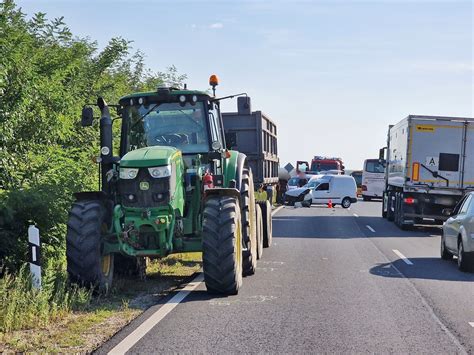 Szab Lytalanul El Z Kamion Miatt Sodr Dott Traktor P Tkocsij Nak Egy