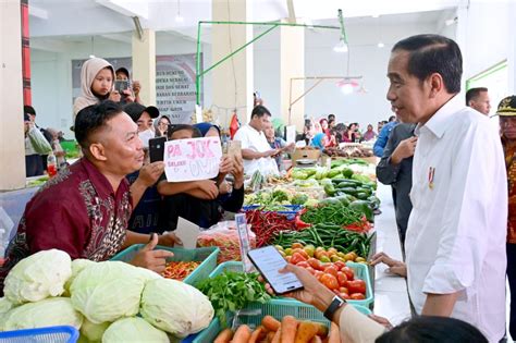 Ke Pasar Merdeka Samarinda Jokowi Sebut Harga Bahan Pokok Turun